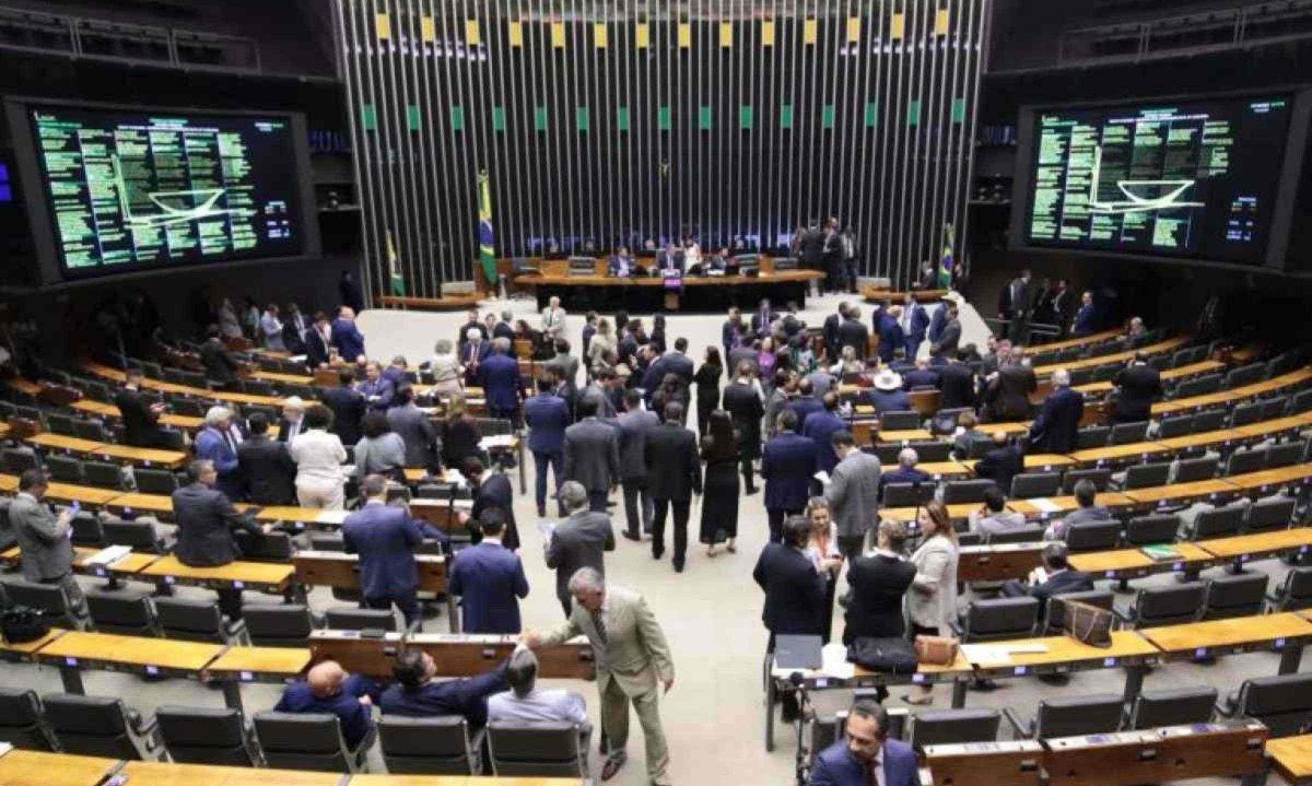 Hugo Motta exige presença em plenário só às quartas e libera voto por celular à noite