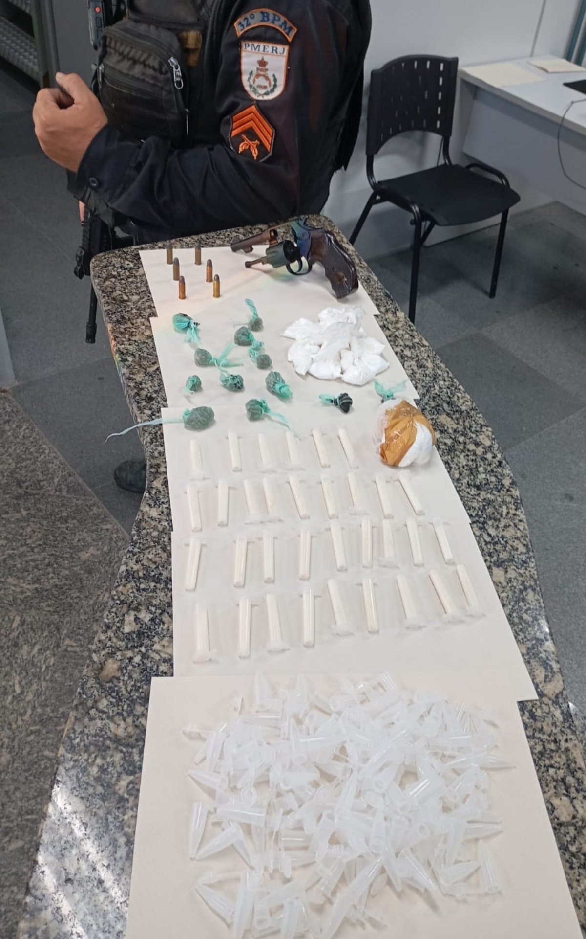PM apreende revólver e grande quantidade de drogas no Lagomar, em Macaé