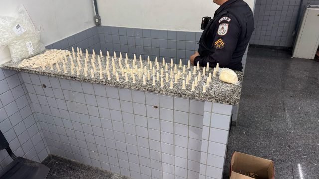 PM apreende quase um quilo de cocaína