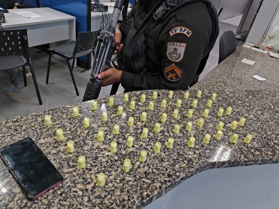 Homem é preso pela PM em Rio das Ostras vendendo cocaína em depósito de bebidas