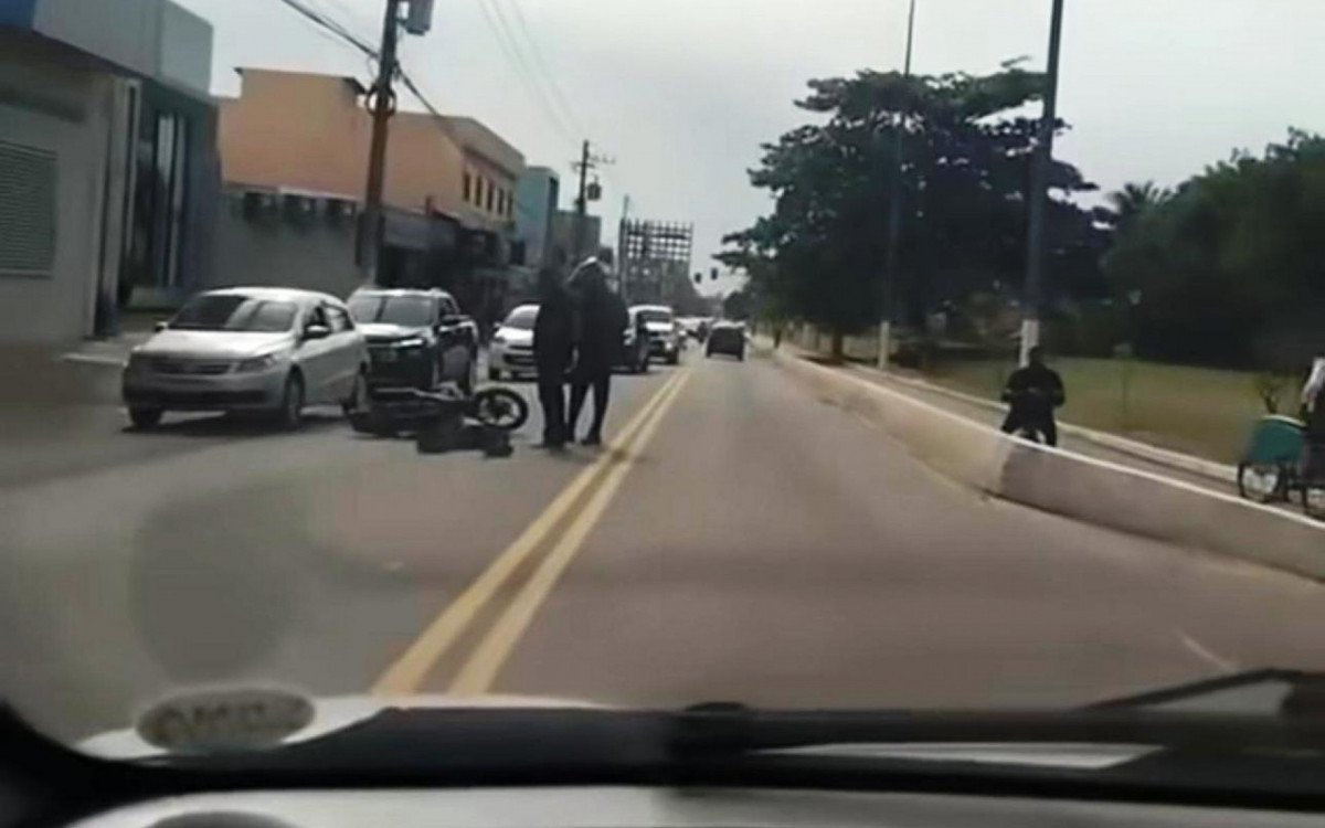 Colisões envolvendo motos e viatura da PM na Rodovia Amaral Peixoto e Avenida Aluizio da Silva Gomes deixam mortos em Macaé